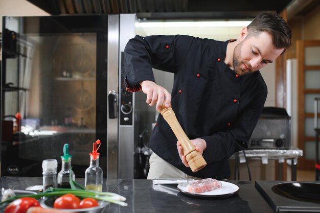 chef pregătind fel principal