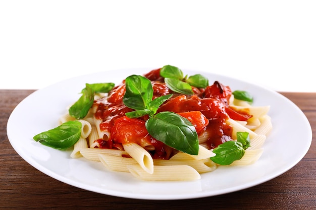 farfurie cu paste cu sos roșu