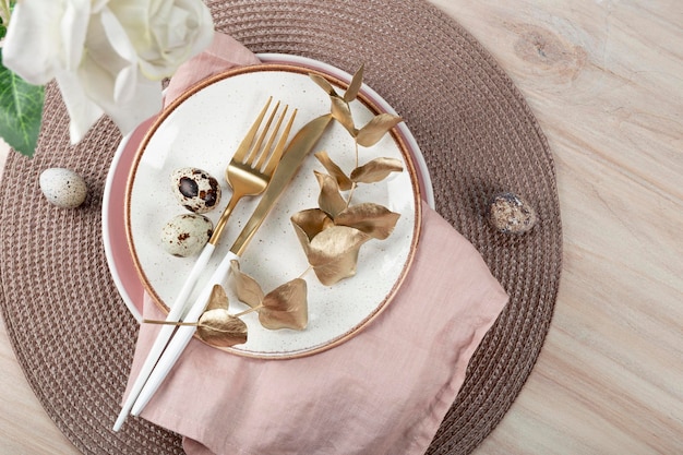 tacâmuri și farfurii aranjate